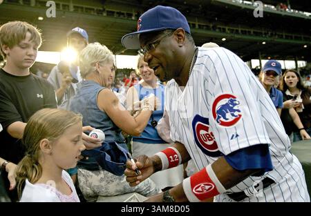 27 juillet 2006 - États-Unis - le manager des Chicago Cubs, Dusty Baker, signe des autographes pour les fans avant que les Cubs ne jouent aux Louis Cardinals, le jeudi 27 juillet 2006, au Wrigley Field à Chicago, Illinois. (Charles Cherney/Chicago Tribune/MCT) (crédit image : © Charles Cherney/mct/ZUMAPRESS.com) Banque D'Images