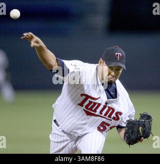 16 août 2006 - É.-U. - Carlos Silva, débutant des Twins du Minnesota, lance la troisième manche contre les Indians de Cleveland au Metrodome de Minneapolis, Minnesota, le mercredi 16 août 2006. (Jeff Wheeler/Minneapolis Star Tribune/MCT) (image crédit : © Jeff Wheeler/mct/ZUMAPRESS.com) Banque D'Images