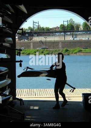 18 août 2006 - États-Unis - Un rameur transporte un bateau dans l'Historic Boathouse Row à Philadelphie, Pennsylvanie. (Larry Bleiberg/Dallas Morning News/MCT) (crédit image : © Larry Bleiberg/mct/ZUMAPRESS.com) Banque D'Images