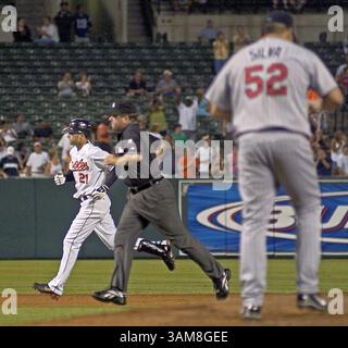 22 août 2006 - États-Unis - deuxième base arbitre Hunter Wendelstedt pace le batteur Baltimore Orioles Nick Markakis pour s'assurer qu'il touche toutes les bases après avoir frappé son troisième home run contre le lanceur des Minnesota Twins Carlos Silva (premier plan), qui retourne au sommet du monticule dans la cinquième manche à Oriole Park à Camden Yards, à Baltimore, Maryland, mardi 22 août, 2006. les Orioles gagnent 6-3. (Karl Merton Ferron/Baltimore Sun/MCT) (image crédit : © Karl Merton Ferron/mct/ZUMAPRESS.com) Banque D'Images