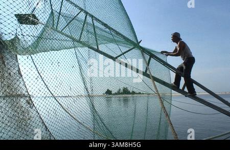 28 août 2006 - États-Unis - dans cette photographie prise à partir de la vidéo, Hai Do nettoie un filet à crevettes au large de la côte près de Biloxi, Mississippi, le 15 août 2006. Do vit à San Jose, mais vient à Biloxi en été pour travailler sur les bateaux de crevettes. La côte du golfe du Mexique, dans le sud du Mississippi, est encore sous le choc des effets de l'ouragan Katrina un an plus tard. (Gary Reyes/San Jose Mercury News/MCT) (image crédit : © San Jose Mercury News/mct/ZUMAPRESS.com) Banque D'Images