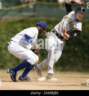 7 septembre 2006 - États-Unis - le deuxième joueur de base des Chicago Cubs Freddie Bynum (à gauche) est en retard avec le tag alors que Chris Duffy (à droite) coureur des Pirates de Pittsburgh vole la deuxième base en haut de la troisième manche au Wrigley Field à Chicago, Illinois, jeudi 7 septembre 2006. Les Pirates ont gagné 7-5. (Bonnie Trafelet/Chicago Tribune/MCT) (image crédit : © Bonnie Trafelet/mct/ZUMAPRESS.com) Banque D'Images