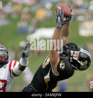9 septembre 2006 - États-Unis - Missouri Tight End Chase Coffman tente de faire une capture du bout des doigts pendant l'action contre le Mississippi. Missouri a battu Ole Miss, 34-7, à Columbia, Missouri, samedi, 9 septembre 2006. (Jim Barcus/Kansas City Star/MCT) (image crédit : © Jim Barcus/mct/ZUMAPRESS.com) Banque D'Images
