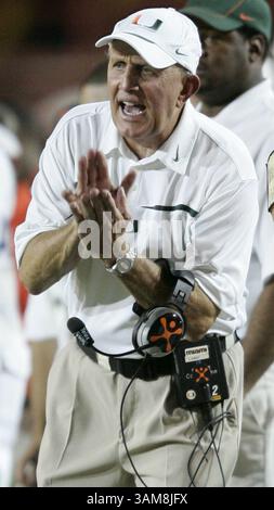 9 septembre 2006 - É.-U. - L'entraîneur-chef de l'Université de Miami, Larry Coker, fait des gestes sur la touche lors d'un match contre Florida A&M. Miami a battu Florida A&M, 51-10, au Orange Bowl à Miami, Floride, le samedi 9 septembre 2006. (Al Diaz/Miami Herald/MCT) (image crédit : © Miami Herald/mct/ZUMAPRESS.com) Banque D'Images