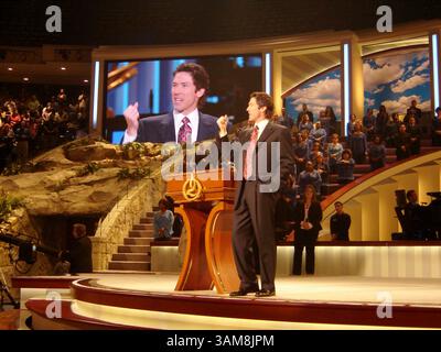 14 janvier 2007 - États-Unis - Joel Osteen, pasteur de la plus grande mégachurch du pays, prêche à l'église Lakewood à Houston, Texas, où les services sont diffusés dans le monde entier. (Frank E. Lockwood/Lexington Herald-leader/MCT) (image crédit : © Frank E. Lockwood/mct/ZUMAPRESS.com) Banque D'Images