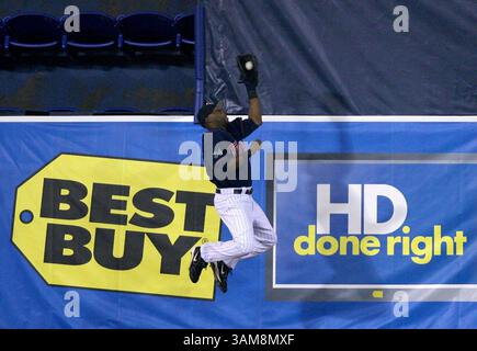 27 septembre 2006 - États-Unis - le chasseur Torii des Twins du Minnesota fait une prise contre le mur en deuxième manche contre les Royals de Kansas City au Metrodome de Minneapolis, Minnesota, lundi 25 septembre 2006. Les Twins battent les Royals 8-1. (Jeff Wheeler/Minneapolis Star Tribune/MCT) (image crédit : © Jeff Wheeler/mct/ZUMAPRESS.com) Banque D'Images