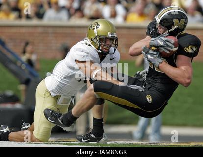 30 septembre 2006 - États-Unis - Missouri Tight End Chase Coffman (à droite) fait une réception de touchdown contre Ryan Walters, du Colorado, au premier quart-temps. Missouri a battu Colorado, 28-13, à Columbia, Missouri, samedi, 30 septembre 2006. (Jim Barcus/sKansas City Star/MCT) (image crédit : © Jim Barcus/mct/ZUMAPRESS.com) Banque D'Images