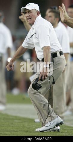 30 septembre 2006 - États-Unis - L'entraîneur-chef de l'Université de Miami, Larry Coker, jestres de la ligne de touche au deuxième quart-temps contre l'Université de Houston. Miami a battu Houston, 14-13, au Orange Bowl à Miami, Floride, le samedi 30 septembre 2006. (Al Diaz/Miami Herald/MCT) (crédit image : © Al Diaz/mct/ZUMAPRESS.com) Banque D'Images