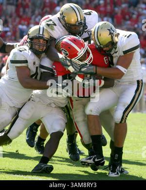 14 octobre 2006 - États-Unis - Géorgie Running Back Kregg Lumpkin est frappé par une foule de défenseurs de Vanderbilt au cours du 3ème quart-temps alors que Vanderbilt battait No. 16 Georgia 24-22 à Athènes, Géorgie le 14 octobre 2006. Lumpkin avait 14 yards se précipitant sur 6 portées. (Brant Sanderlin/Atlanta Journal Constitution Staff) (image crédit : © Brant Sanderlin/mct/ZUMAPRESS.com) Banque D'Images