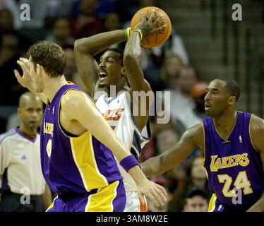 Dec. 29, 2005 - États-Unis - Gerald Wallace, au centre, de Charlotte Bobcats, cherche de la place pour passer tout en étant couvert par Luke Walton, à gauche, et Kobe Bryant, à droite, des Los Angeles Lakers, au Bobcats Arena de Charlotte, Caroline du Nord, vendredi 29 décembre 2006. Les Bobcats battent les Lakers 133-124. (Jason E. Miczek/Charlotte observer/MCT) (image crédit : © Charlotte observer/mct/ZUMAPRESS.com) Banque D'Images