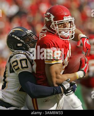 22 octobre 2006 - États-Unis - Kansas City Chiefs Tight End Tony Gonzalez (88) a fait deux prises critiques dans la dernière attaque offensive des Chiefs, gagnant 18 yards devant la sécurité gratuite des San Diego Chargers Marlon McCree (20), en fin de match. Les Chiefs battent les Chargers, 30-27, au stade Arrowhead de Kansas City, Missouri, le dimanche 22 octobre 2006. (Dave Eulitt/Kansas City Star/MCT) (image crédit : © Dave Eulitt/mct/ZUMAPRESS.com) Banque D'Images