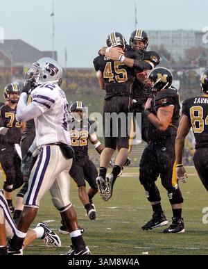 21 octobre 2006 - États-Unis - Missouri Tight End Chase Coffman (45) célèbre avec le quarterback Chase Daniel dans le quatrième quart-temps après une réception de touchdown contre Kansas State à Columbia, Missouri, samedi 21 octobre 2006. Les Tigers battent les Wildcats 41-21. (Jim Barcus/Kansas City Star/MCT) (image crédit : © Jim Barcus/mct/ZUMAPRESS.com) Banque D'Images