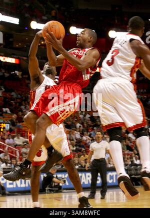 25 octobre 2006 - États-Unis - le Rafer Alston des Houston Rockets se déplace entre les défenseurs de la chaleur de Miami, Gary Payton (à gauche) et Dwyane Wade (à droite) pendant le basket-ball de pré-saison NBA à l'American Airlines Arena de Miami, Floride, le mercredi 25 octobre 2006. Les Rockets battent le Heat 96-71. (Ronna Gradus/Miami Herald/MCT) (image crédit : © Ronna Gradus/mct/ZUMAPRESS.com) Banque D'Images