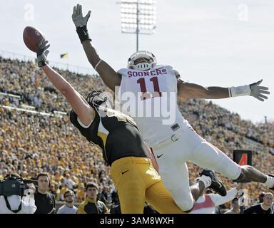 28 oct. 2006 - États-Unis - Missouri Tight End Chase Coffman (à gauche) ne peut pas décrocher une réception de touchdown sur la quatrième et un but contre Lendy Holmes (à droite) de l'Oklahoma dans le troisième quart-temps. Oklahoma a battu le Missouri, 26-10, à Columbia, Missouri, samedi, 28 octobre 2006. (Jim Barcus/Kansas City Star/MCT) (image crédit : © Jim Barcus/mct/ZUMAPRESS.com) Banque D'Images