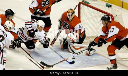 30 octobre 2006 - États-Unis - Karl Steward des Blackhawks de Chicago cherche à marquer comme gardien des Flyers de Philadelphie Robert Esche et Jeff carter (17 ans) défendent au Wachovia Center à Philadelphie, Pennsylvanie, le lundi 30 octobre 2006. (Ron Cortes/Philadelphia Inquirer/MCT) (crédit image : © Ron Cortes/mct/ZUMAPRESS.com) Banque D'Images