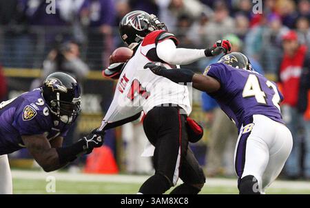 19 novembre 2006 - États-Unis - le quarterback Michael Vick des Falcons d'Atlanta est limogé par l'équipe défensive des Baltimore Ravens Trevor Pryce (90) et Gerome Sapp (42) pour une défaite de 17 yards au quatrième quart d'action. Les Ravens ont battu les Falcons, 24-10, au M&T Bank Stadium de Baltimore, Maryland, dimanche 19 novembre. 2006. (Curtis Compton/Atlanta Journal-Constitution/MCT) (image crédit : © Curtis Compton/mct/ZUMAPRESS.com) Banque D'Images