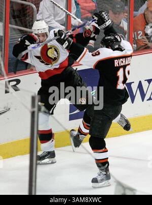 22 novembre 2006 - É.-U. - Mike Richards des Flyers de Philadelphie vérifie Mike Fisher des sénateurs d'Ottawa au conseil d'administration du centre Wachovia à Philadelphie, en Pennsylvanie, le mercredi 22 novembre 2006. (Jerry Lodriguss/Philadelphia Inquirer/MCT) (image de crédit : © Jerry Lodriguss/mct/ZUMAPRESS.com) Banque D'Images