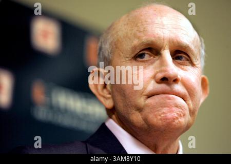 24 novembre 2006 - États-Unis - L'entraîneur-chef de football de l'Université de Miami, Larry Coker, prend la parole lors d'une conférence de presse après avoir été licencié à Miami, Floride, le 24 novembre 2006. (Charles Trainor Jr./Miami Herald/MCT) (crédit image : © Charles Trainor Jr/mct/ZUMAPRESS.com) Banque D'Images