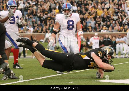 25 novembre 2006 - États-Unis - Missouri Tight End Chase Coffman plonge la tête la première dans la zone End pour marquer sur une réception de 10 yards au quatrième quart-temps contre le Kansas à Faurot Field à Columbia, Missouri, samedi 25 novembre 2006. Les Tigres battent les Jayhawks 42-17. (Chris Lee/préparé Louis Post-Dispatch/MCT) (crédit image : © Chris Lee/mct/ZUMAPRESS.com) Banque D'Images