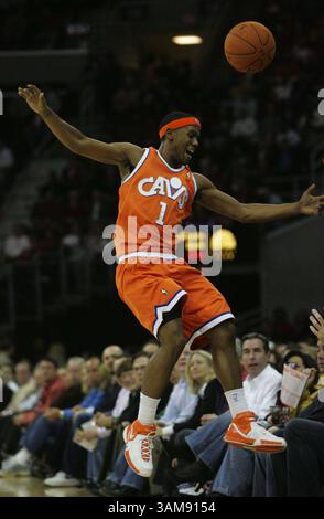 6 décembre 2006 - É.-U. - Daniel Gibson des cavaliers de Cleveland tente de sauver une balle de la sortie hors limites pendant le match des Cavs contre les Raptors de Toronto en première mi-temps au Quicken Loans Arena de Cleveland, Ohio, le mercredi 6 décembre 2006. Les Cavs battent les Raptors 95-91. (Ken Love/Akron Beacon Journal/MCT) (crédit image : © Ken Love/mct/ZUMAPRESS.com) Banque D'Images