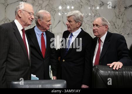 Dec. 7, 2006 - États-Unis - Lee Hamilton, à gauche, et James Baker, co-présidents du Groupe d'étude sur l'Irak, discutent avec les sénateurs John Warner (R-va) et Carl Levin (d-mi) avant de témoigner devant le Comité sénatorial des services armés à Washington, DC, le jeudi 7 décembre 2006. (Chuck Kennedy/MCT) (crédit image : © Chuck Kennedy/mct/ZUMAPRESS.com) Banque D'Images