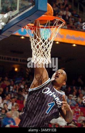 9 décembre 2006 - États-Unis - L'attaquant magique d'Orlando Trevor Ariza dunque lors d'une action de match contre les 76ers de Philadelphie. The Magic bat les 76ers, 86-84, à Amway Arena à Orlando, Floride, le samedi 9 décembre 2006. (Stephen M. Dowell/Orlando Sentinel/MCT) (crédit image : © Stephen M. Dowell/mct/ZUMAPRESS.com) Banque D'Images