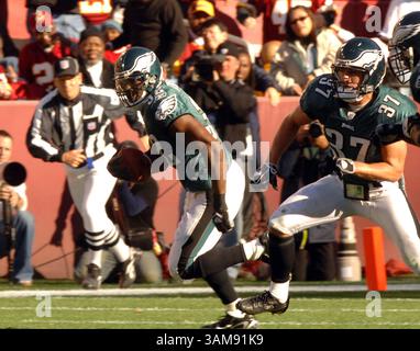 10 décembre 2006 - États-Unis - Michael Lewis des Eagles de Philadelphie s'échappe pour 82 yards et un touchdown après avoir intercepté Jason des Redskins de Washington. Campbell dans la première moitié de leur match le dimanche 10 décembre 2006, à Landover, Maryland. (George Bridges/MCT) (image crédit : © George Bridges/mct/ZUMAPRESS.com) Banque D'Images