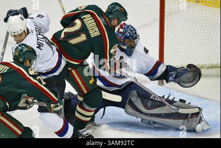 19 décembre 2006 - É.-U. - Todd White et Mark Parrish (21) du Minnesota Wild font leur chemin vers le but alors que Willie Mitchell des Canucks de Vancouver et Roberto Luongo ont défendu en troisième période au Xcel Energy Center à Paul, Minnesota, le mardi 19 décembre 2006. Le Wild a battu les Canucks 5-2. (Bruce Bisping/Minneapolis Star Tribune/MCT) (image crédit : © Bruce Bisping/mct/ZUMAPRESS.com) Banque D'Images