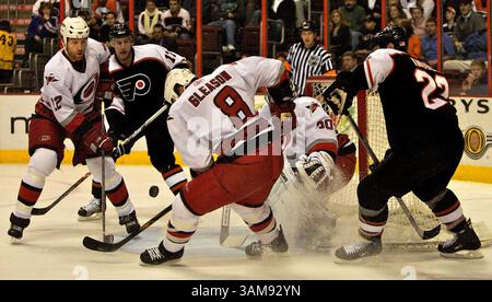 20 décembre 2006 - É.-U. - Jeff carter (17 ans) et Denis Gauthier (23 ans) des Flyers de Philadelphie battent le but des Hurricanes au Wachovia Center à Philadelphie, Pennsylvanie, le mardi 19 décembre 2006. Les Hurricanes ont battu les Flyers 2-1. (John Costello/Philadelphia Inquirer/MCT) (crédit image : © John Costello/mct/ZUMAPRESS.com) Banque D'Images