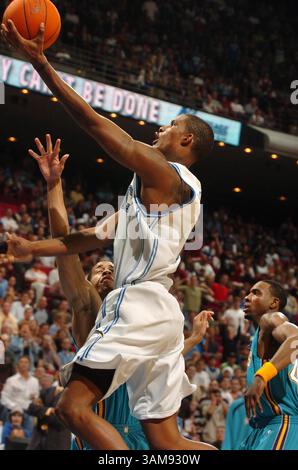 20 décembre 2006 - États-Unis - L'attaquant magique d'Orlando Trevor Ariza passe devant les défenseurs des Hornets de la Nouvelle-Orléans/Oklahoma City à Amway Arena à Orlando, Floride, le mercredi 20 décembre 2006. (Stephen M. Dowell/Orlando Sentinel/MCT) (crédit image : © Stephen M. Dowell/mct/ZUMAPRESS.com) Banque D'Images