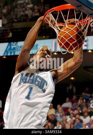 22 décembre 2006 - États-Unis - Orlando Magic Forward Trevor Ariza slam dunks sur les Golden State Warriors à Amway Arena à Orlando, Floride, le vendredi 22 décembre 2006. (Stephen M. Dowell/Orlando Sentinel/MCT) (crédit image : © Stephen M. Dowell/mct/ZUMAPRESS.com) Banque D'Images