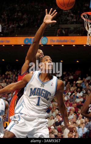 22 décembre 2006 - États-Unis - Orlando L'attaquant magique Trevor Ariza bloque le garde Baron Davis des Golden State Warriors à Amway Arena à Orlando, Floride, le vendredi 22 décembre 2006. (Stephen M. Dowell/Orlando Sentinel/MCT) (crédit image : © Stephen M. Dowell/mct/ZUMAPRESS.com) Banque D'Images