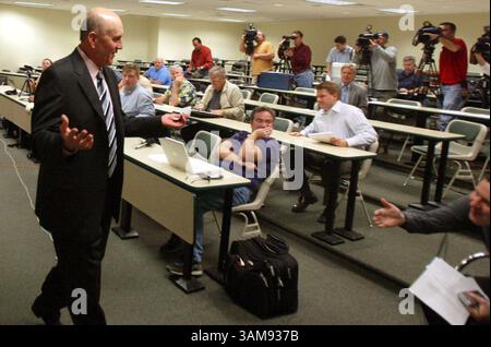 24 novembre 2007 - États-Unis - L'entraîneur-chef de football de l'Université de Miami, Larry Coker, quitte une conférence de presse après avoir été congédié à Miami, Floride, le 24 novembre 2006. (Charles Trainor Jr./Miami Herald/MCT) (crédit image : © Charles Trainor Jr/mct/ZUMAPRESS.com) Banque D'Images