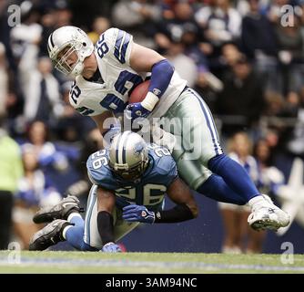 Dec. 31, 2006 - États-Unis - Dallas Cowboys Tight End Jason Whitten (82) se fait arrêter par Kenoy Kennedy des Lions de Détroit (26) pendant l'action du jeu. Les Lions battent les Cowboys, 39-31, au Texas Stadium d'Irving, Texas, le dimanche 31 décembre 2006. (Ralph Lauer/Fort Worth Star-Telegram/MCT) (crédit image : © Ralph Lauer/mct/ZUMAPRESS.com) Banque D'Images