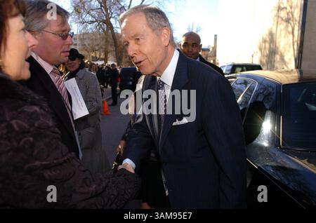 5 janvier 2007 - É.-U. - L'ancien gouverneur de Californie Pete Wilson accueille les invités lors de l'inauguration du gouverneur Arnold Schwarzenegger au Memorial Auditorium de Sacramento, Californie, le vendredi 5 janvier 2007. (Hector Amezcua/Sacramento Bee/MCT) (crédit image : © Hector Amezcua/mct/ZUMAPRESS.com) Banque D'Images