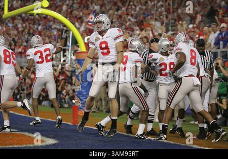 8 janvier 2007 - États-Unis - les joueurs de l'Ohio State célèbrent le coup d'envoi du touchdown retour par Ted Ginn Jr. de l'Ohio State dans le premier quart contre la Floride lors du match de championnat national BCS à Glendale, Arizona, le lundi 8 janvier 2007. (Joe Rimkus Jr./Miami Herald/MCT) (image crédit : © Joe Rimkus Jr/mct/ZUMAPRESS.com) Banque D'Images