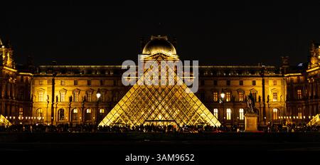Vue nocturne du musée du Louvre et de la Pyramide du Louvre, Paris, France Banque D'Images