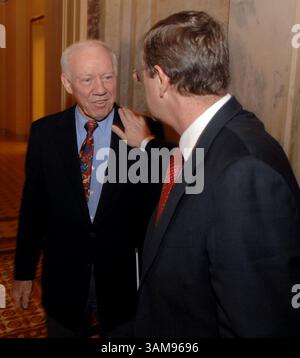 10 janvier 2007 - U.S. - U.S. Rep. Jim Oberstar, à gauche, discute avec le sénateur Kent Conrad (d-ND), alors qu'Oberstar se rend à une réunion du côté du Sénat du Capitole des États-Unis le mercredi 10 janvier 2007. (George Bridges/MCT) (image crédit : © George Bridges/mct/ZUMAPRESS.com) Banque D'Images