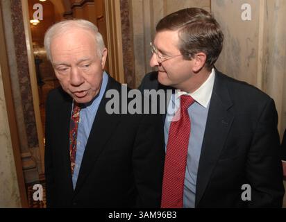 10 janvier 2007 - U.S. - U.S. Rep. Jim Oberstar, à gauche, est surpris par le sénateur Kent Conrad (d-ND), alors qu'Oberstar se rend à une réunion du côté du Sénat du Capitole des États-Unis le mercredi 10 janvier 2007. (George Bridges/MCT) (image crédit : © George Bridges/mct/ZUMAPRESS.com) Banque D'Images
