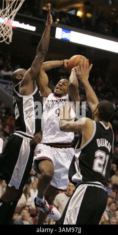 21 janvier 2007 - États-Unis - Andre Iguodala des 76ers de Philadelphie conduit entre Francisco Elson des Spurs de San Antonio (à droite) et Tim Duncan au Wachovia Center à Philadelphie, Pennsylvanie, le dimanche 21 janvier 2007. Les Spurs battent les Sixers 99-85. (Ron Cortes/Philadelphia Inquirer/MCT) (crédit image : © Ron Cortes/mct/ZUMAPRESS.com) Banque D'Images