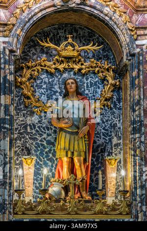 L'autel en marbre et les décorations dorées avec la statue du martyr de San Benedetto dans l'église abbatiale de San Benedetto Martire. Marche, Italie Banque D'Images