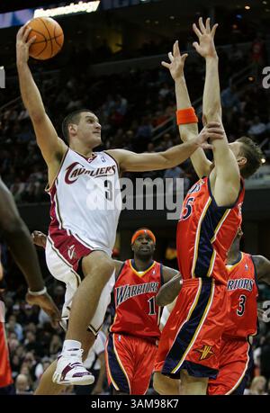 30 janvier 2007 - États-Unis - Sasha Pavlovic des cavaliers de Cleveland survole Andris Biedrins des Golden State Warriors lors de la deuxième mi-temps d'action à Quicken Loans Arena à Cleveland, Ohio, le mardi 30 janvier 2007. (Phil Masturzo/Akron Beacon Journal/MCT) (image de crédit : © Akron Beacon Journal/mct/ZUMAPRESS.com) Banque D'Images
