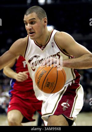 4 février 2007 - États-Unis - Sasha Pavlovic des cavaliers de Cleveland se dirige vers le panier lors de la première mi-temps contre les pistons de Détroit à Quicken Loans Arena à Cleveland, Ohio, le dimanche 4 février 2007. (Lew Stamp/Akron Beacon Journal/MCT) (crédit image : © Lew Stamp/mct/ZUMAPRESS.com) Banque D'Images