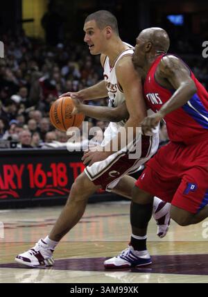 4 février 2007 - États-Unis - Sasha Pavlovic des cavaliers de Cleveland (à gauche) fait le tour de Chauncey Billups des pistons de Détroit pendant la première mi-temps à Quicken Loans Arena à Cleveland, Ohio, le dimanche 4 février 2007. (Lew Stamp/Akron Beacon Journal/MCT) (crédit image : © Lew Stamp/mct/ZUMAPRESS.com) Banque D'Images