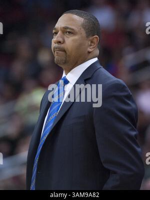 6 mai 2014 - Golden State Warriors a renvoyé l'entraîneur Mark Jackson, l'équipe a annoncé mardi. PHOTO : 6 décembre 2013 - (PHOTO DE DOSSIER) Houston, Texas, États-Unis - L'entraîneur-chef MARK JACKSON des Golden State Warriors regarde son équipe contre les Rockets de Houston dans la seconde moitié de la victoire 105-83 des Rockets le vendredi 6 décembre 2013 à Houston. (Crédit image : © George Bridges/MCT/ZUMAPRESS.com) Banque D'Images