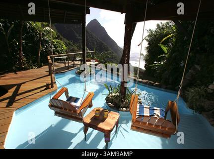11 février 2006 - États-Unis - Ladera Resort est tout sauf votre station typique des Caraïbes. Plutôt que de rivaliser pour l'immobilier en bord de mer, ses constructeurs fixent leur visée sur une haute crête volcanique, à 300m d'altitude, entre les Pitons jumeaux de Lucia, et surplombant la ville de Soufrière. (Michael Goulding/Orange County Register/MCT) (crédit image : © Michael Goulding/mct/ZUMAPRESS.com) Banque D'Images