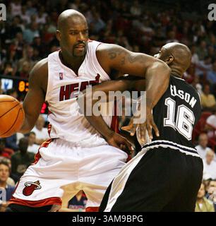 11 février 2007 - États-Unis - Miami Heat Center Shaquille O'Neal, à gauche, muscles devant San Antonio Spurs Center Francisco Elson au cours du deuxième quart-temps, dimanche 11 février 2007, à American Airlines Arena à Miami, Floride. La chaleur a battu les Spurs 100-85. (Jared Lazarus/Miami Herald/MCT) (image crédit : © Jared Lazarus/mct/ZUMAPRESS.com) Banque D'Images