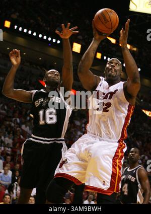 11 février 2007 - États-Unis - Miami Heat Center Shaquille O'Neal (32) conduit sur San Antonio Spurs Center Francisco Elson au cours du deuxième trimestre, dimanche 11 février 2007, à American Airlines Arena à Miami, Floride. La chaleur a battu les Spurs 100-85. (Jared Lazarus/Miami Herald/MCT) (image crédit : © Jared Lazarus/mct/ZUMAPRESS.com) Banque D'Images