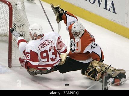 12 février 2007 - États-Unis - Johan Franzen des Red Wings (à gauche) et Michael Leighton, gardien des Flyers de Philadelphie, s'emmêlent pendant la première période. Les Flyers ont battu les Red Wings, 6-1, au Wachovia Center à Philadelphie, en Pennsylvanie, le lundi 12 février 2007. (Eric Mencher/Philadelphia Inquirer/MCT) (image crédit : © Eric Mencher/mct/ZUMAPRESS.com) Banque D'Images
