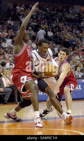 14 février 2007 - États-Unis - Gerald Wallace de Charlotte Bobcats sépare la défense des Chicago Bulls de Luol Deng et Kirk Hinrich (à droite) en première mi-temps au Charlotte Bobcats Arena de Charlotte, Caroline du Nord, mercredi 14 février 2007. (David T. Foster III/Charlotte observer/MCT) (crédit image : © David T. Foster III/mct/ZUMAPRESS.com) Banque D'Images